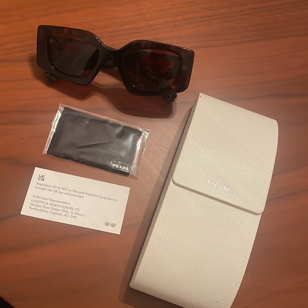 Prada sunglasses - Picture 7 of 9
